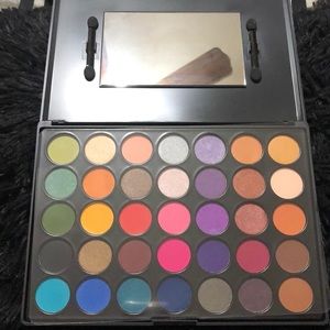 Multicolor eyeshadow palette